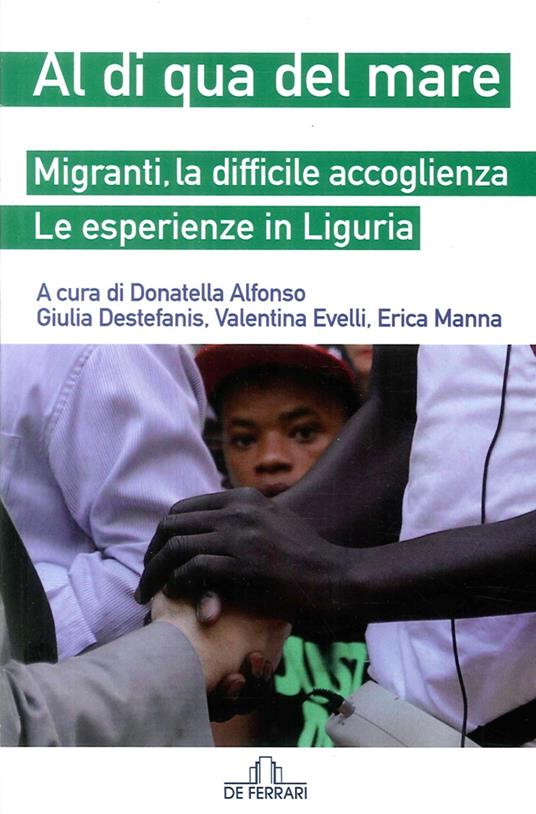 Al di qua del mare. Migranti, la difficile accoglienza. Le esperienze in Liguria - copertina