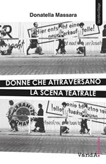 Donne che attraversano la scena teatrale