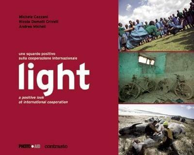 Light. Uno sguardo positivo sulla cooperazione internazionale. Ediz. italiana e inglese - Michele Cazzani,Nicola Demoni Crivelli,Andrea Micheli - copertina