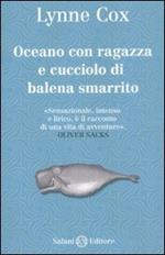 Oceano con ragazza e cucciolo di balena smarrito