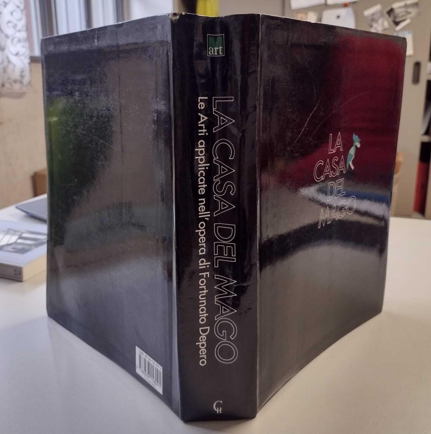 La casa del mago. Le arti applicate nell'opera di Fortunato Depero. Catalogo della mostra (Rovereto, Archivio del '900, 12 dicembre 1992-30 maggio 1993)