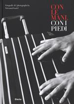 Con le mani e con i piedi. Ediz. italiana e inglese
