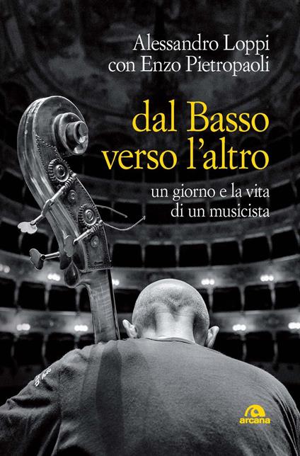 Dal basso verso l'altro. Un giorno e la vita di un musicista - Alessandro Loppi,Enzo Pietropaoli - copertina
