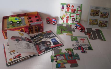 Il mio piccolo libro dei pompieri. Little village. Ediz. illustrata. Con gadget - 3