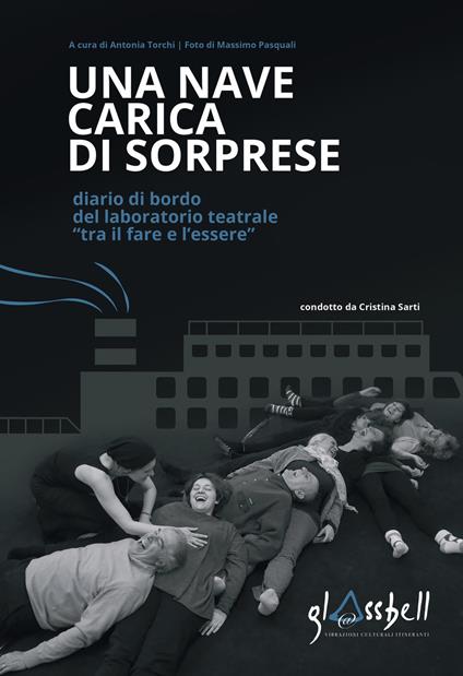 Una nave carica di sorprese. Diario di bordo del laboratorio teatrale «tra il fare e l'essere» - Antonia Torchi - copertina