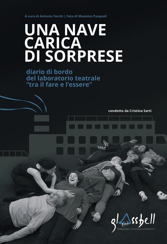 Una nave carica di sorprese. Diario di bordo del laboratorio teatrale «tra il fare e l'essere» - Antonia Torchi - copertina
