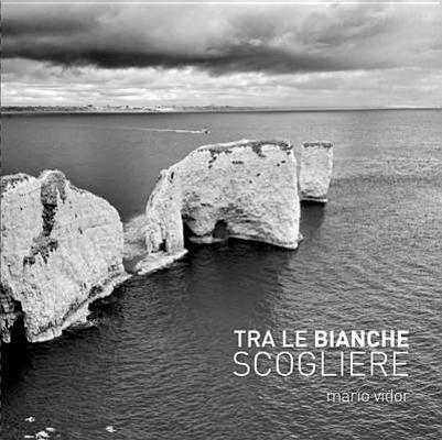 Tra le bianche scogliere. Ediz. italiana e inglese - Mario Vidor,Fausto Raschiatore - copertina