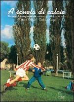 A scuola di calcio. Un mezzo di formazione motoria attraverso la didattica del calcio. Con VHS