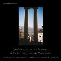 Simboli arcaici incisi dulle pietre dell'antico borgo di Orta San Giulio. Ediz. multilingue - Oliviera Calderini Manini - copertina
