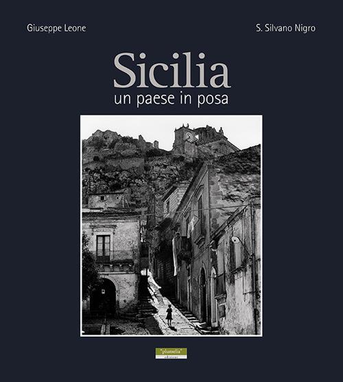 Sicilia un paese in posa. Ediz. illustrata - Giuseppe Leone - copertina