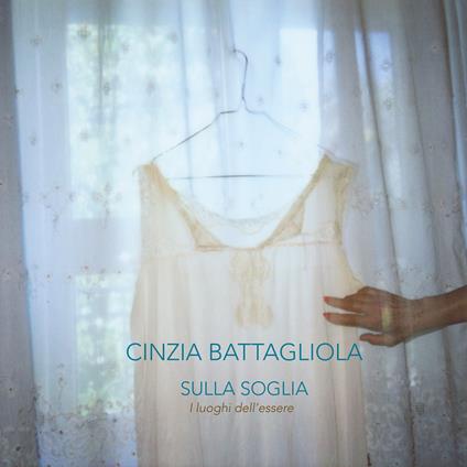 Sulla soglia. I luoghi dell'essere. Ediz. multilingue - Cinzia Battagliola - copertina