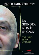 La signora non è in casa-The lady is not at home. Ediz. bilingue