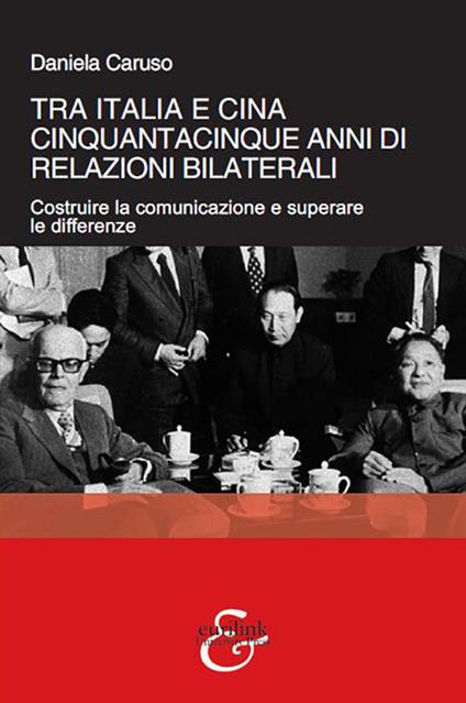 Tra Italia e Cina. Cinquantacinque anni di relazioni bilaterali. Costruire la comunicazione e superare le differenze - Daniela Caruso - copertina