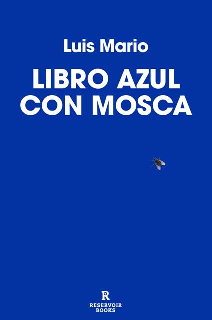 Libro azul con mosca