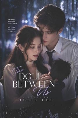 The Doll Between Us: She never meant to undress him. He never meant to fall for her. - Ollie Lee - cover