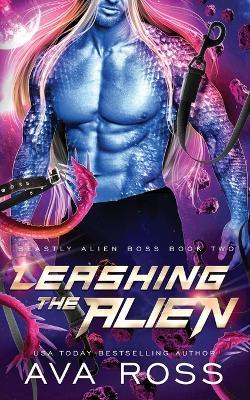 Leashing the Alien: A Sci-fi Alien Romance - Ava Ross - cover